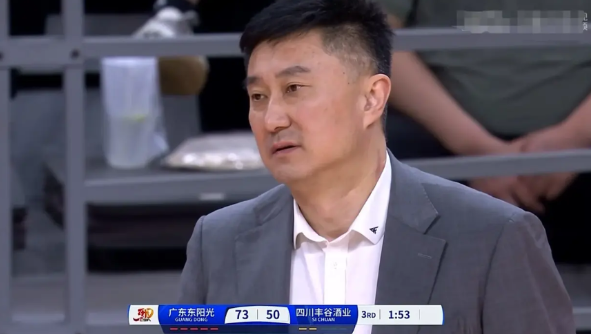 广东东阳光队主帅杜峰真是让人捉摸不定！在今天进行的广东东阳光和四川丰谷酒业的比赛