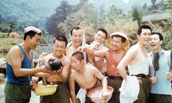 1983年筹拍《高山下的花环》时，谢晋导演亲自到中戏选角，结果他在操场上一眼就相