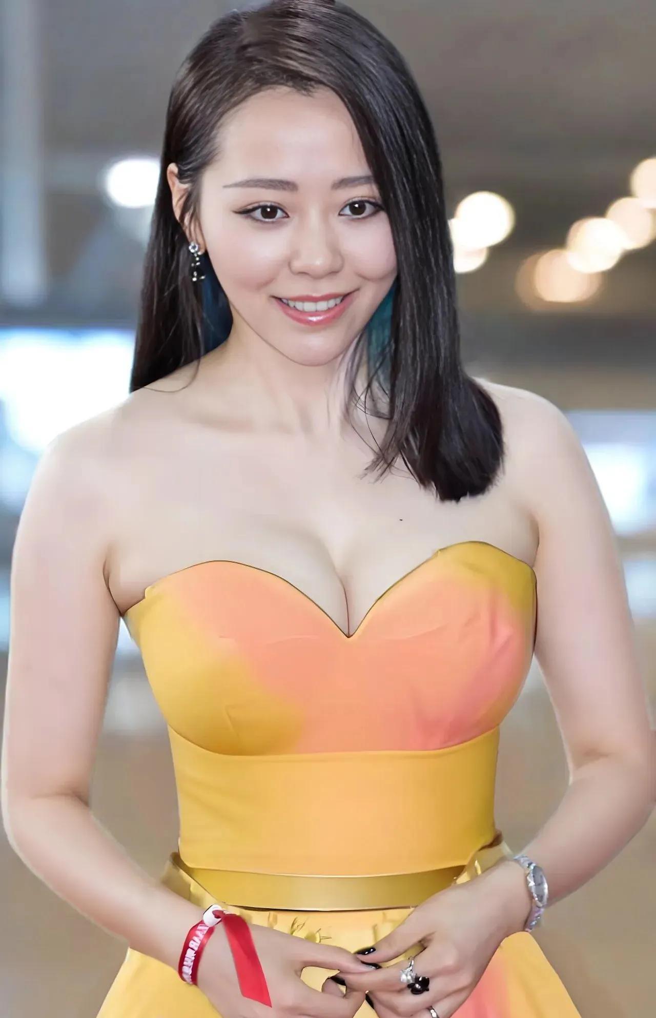 张靓颖，歌唱得好，人也长得好看。她今年40岁，还是这么有青春气息！