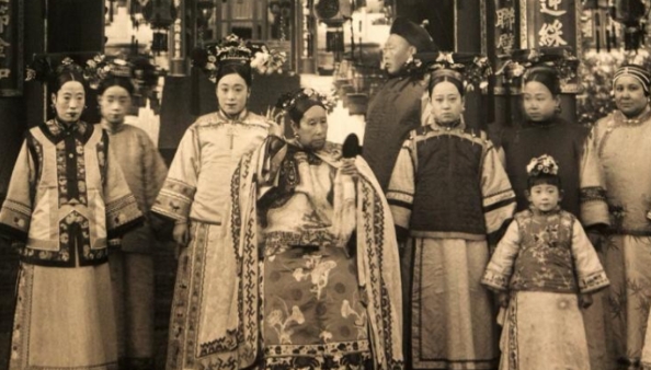 1895年，在慈禧太后的庆典上，一名外国摄影师为慈禧拍下了这张照片。当慈禧看到这