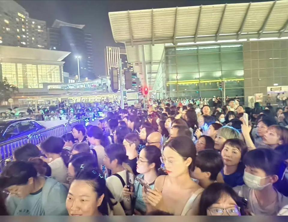 周深港澳之行：歌声引万众奔赴，舞台聚满座热忱
当周深的歌声飘向香港与澳门，两座城
