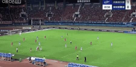 首先这球不存在越位，河南球员始终处于对方倒数第二名防守球员身后。阿奇姆彭与深圳后