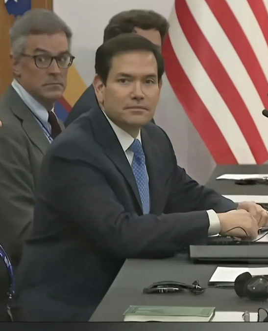 这是王外长在马来西亚会见美国国务卿卢比奥的照片。看看咱外长是不是霸气侧漏，气场强