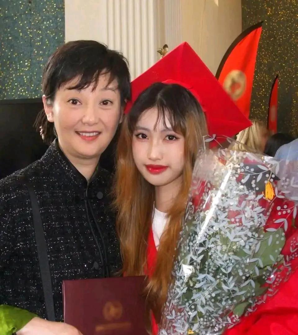 冯小刚徐帆夫妻的养女徐朵在美国读书，徐帆现身美国陪徐朵高中毕业！
徐朵真是满满的