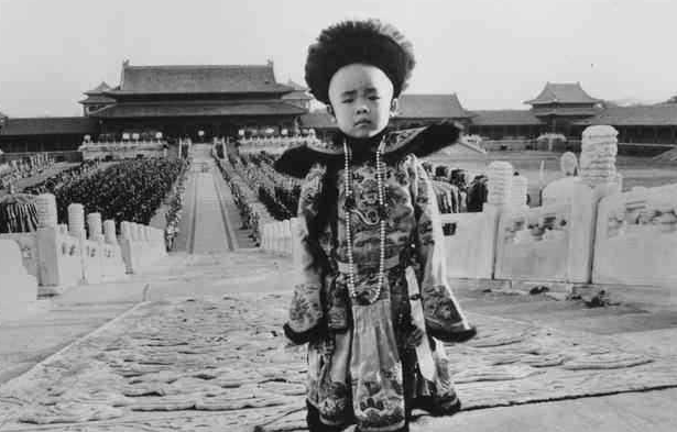 1915年，10岁的溥仪，有个特别的嗜好，总是严令自己的奶娘穿肚兜，他这么要求，