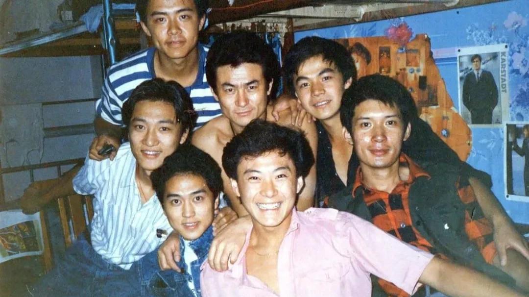 中戏表演87班老照片 ，
第一眼胡军
这张照片是30周年主题班会的时候留下的，胡