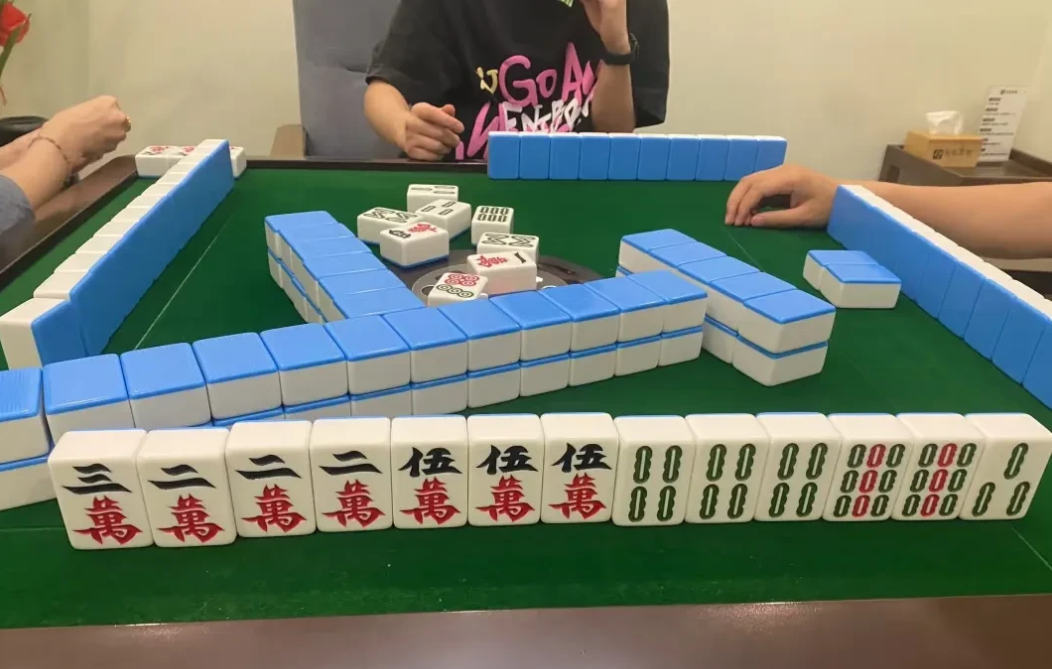 广西南宁一女子打麻将输了41万，原本留给孩子做手术的钱。女子认为牌友作弊，气愤之