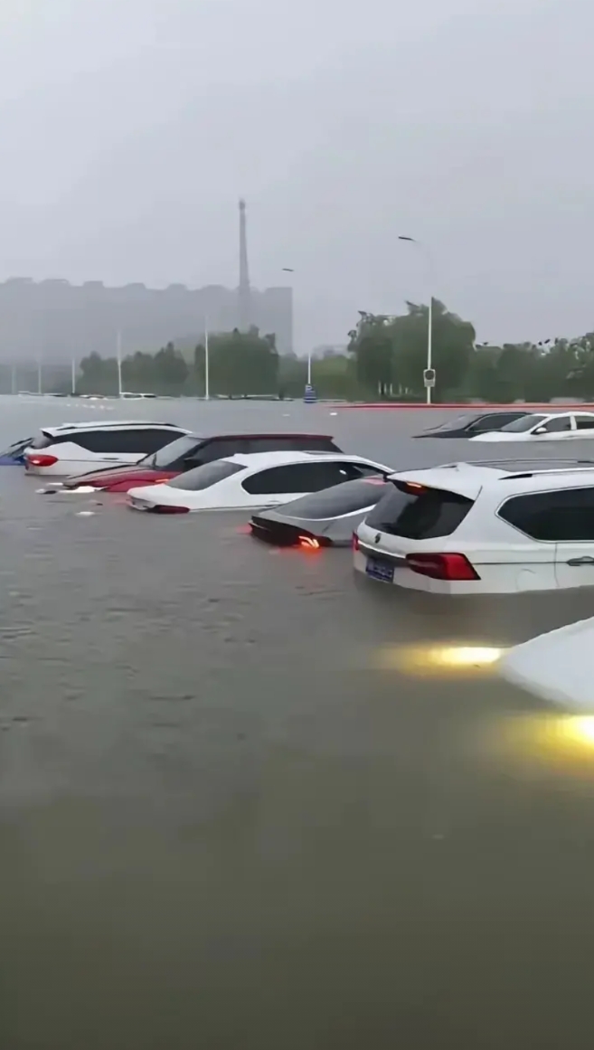 其实一下大雨，涿州就被淹。这已经是个事实了。说是雨是百年一遇，涿州被淹是年年遇。