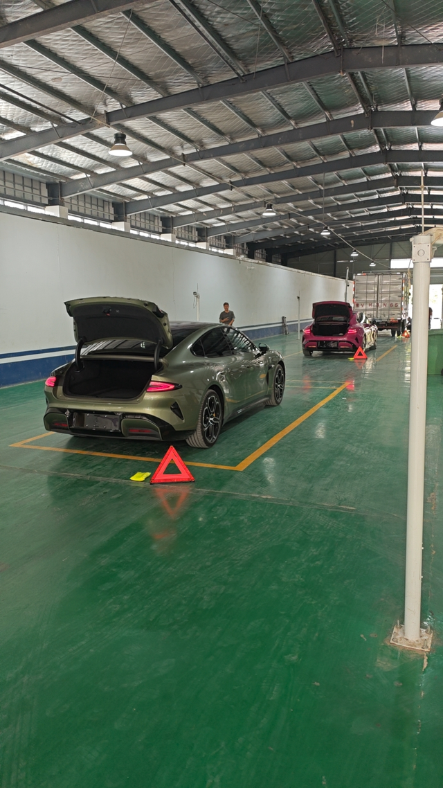 换电车的瞬间
每个开油车的，都是这么想的，就是堵车的时候。堵的多久，心越疼，别嘴