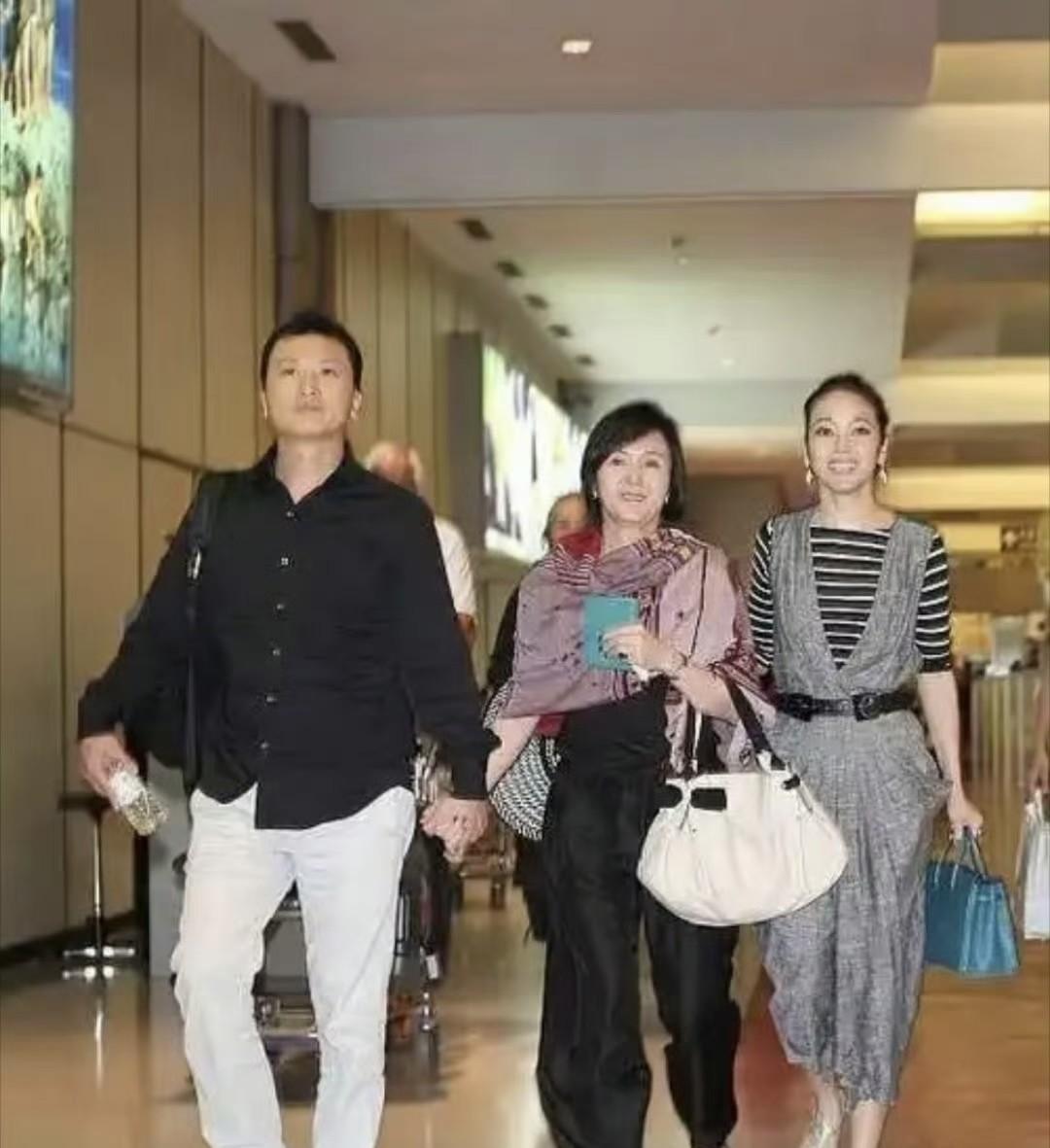 #万能生活指南# 这波操作实在没看懂，侯佩岑的老公并不是牵着侯佩岑妈妈的手腕，而