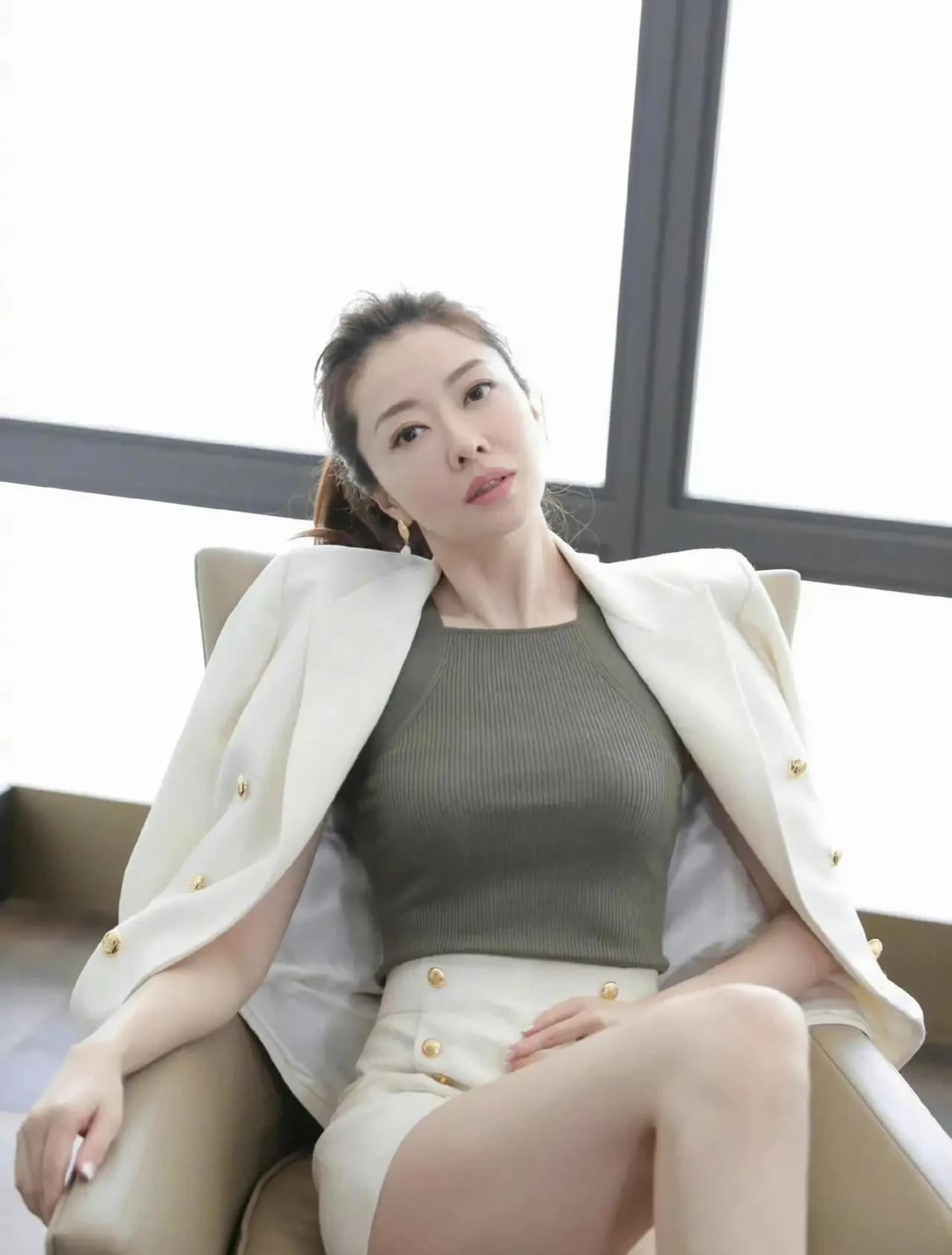 当年郭天王是真糊涂，放着这般貌美的女子，偏偏不懂珍惜。
这般错过的缘分，是不是总