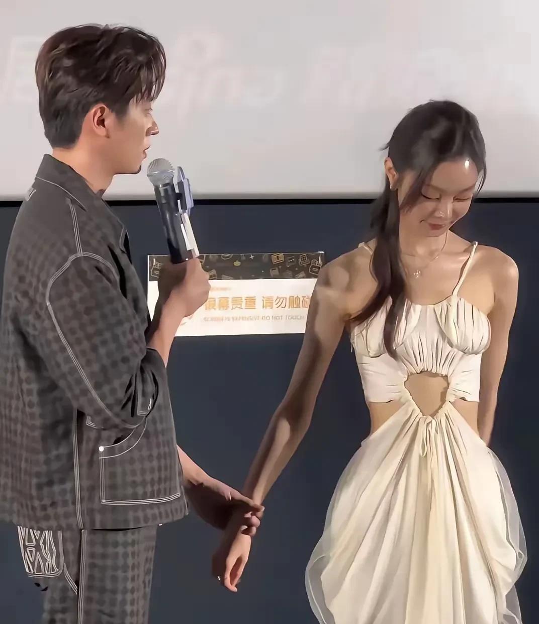 宋轶和丞磊参加《与晋长安》新剧发布会，两个人的衣服都好丑。
两个人都快瘦成纸片人