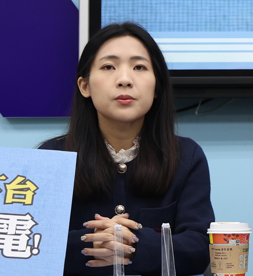 徐巧芯自曝“当立委是拿命在搏” 赵少康爆：半夜2、3点还发信息给我
针对罢免国民