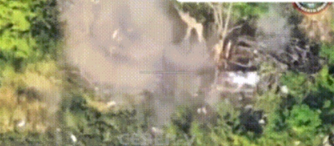恰索夫亚尔地区，俄军侦察无人机发现了乌军一个隐藏在树林中的无人机控制中心，并观察