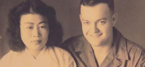 1947年，一名穿着清凉的韩国女子双腿叉开，以一种十分豪放的姿势坐在两名美国大兵
