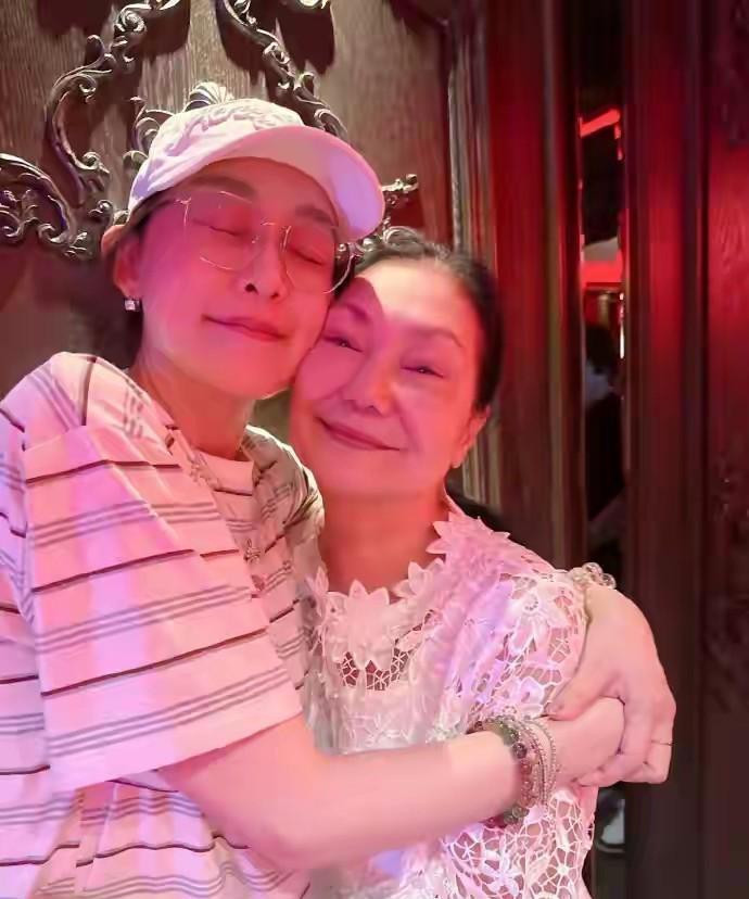 S妈和范玮琪，抱在一起，哭成了泪人。
范玮琪认S妈为妈妈了，因为她自己的亲妈已经