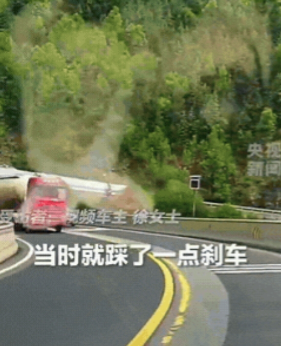 “一声鸣笛救一命！” 6月18日，一位女司机正驾车行驶在弯道上，路不宽，一边一条