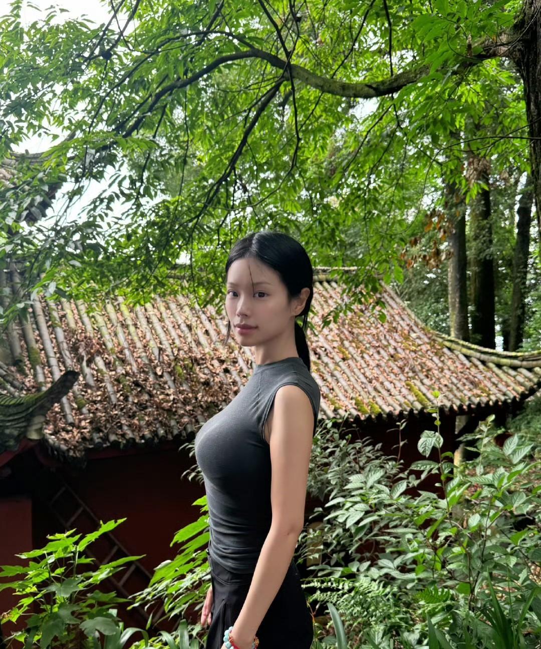 #晒图笔记大赛# 很少见万妮达画这么素的妆容，rapper气场减弱了，但秒变清纯