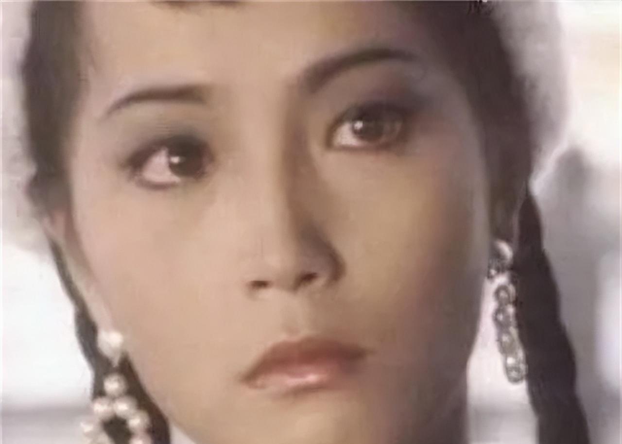 [比心]1996年，“石榴姐”苑琼丹3次恳求林正英结婚，但林正英坚决不娶她，一年