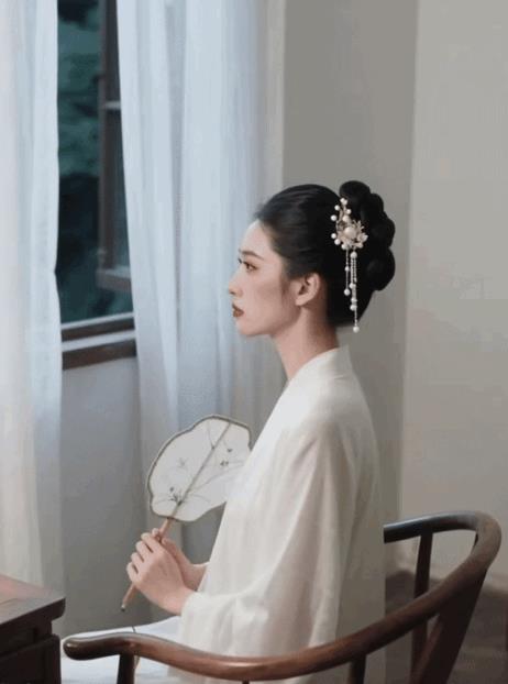 《雨霖铃·夏夜》（原创）
文/雪儿
凉风题叶，正荷翻露，碎月如霰。台灯漫剪纱影，