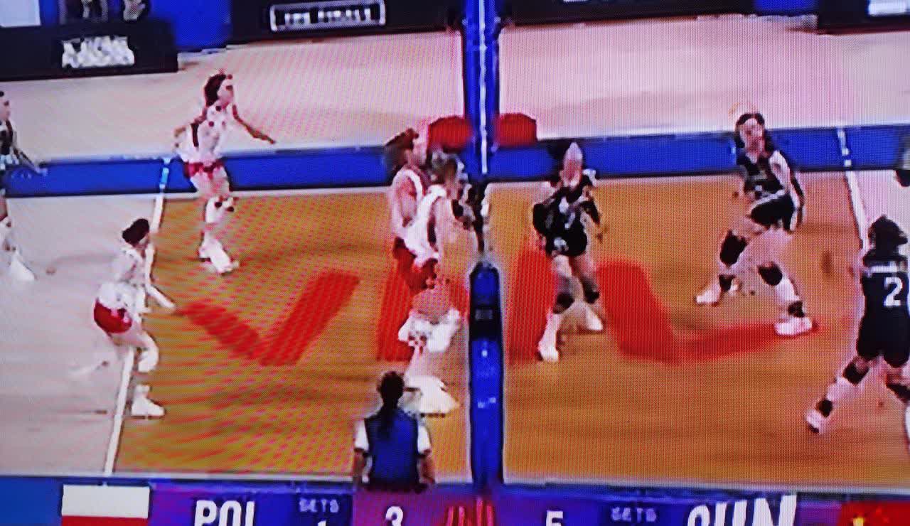 中国女排第一局25：27打的比较顺，
不过第二局13：10领先之后就莫名其妙的