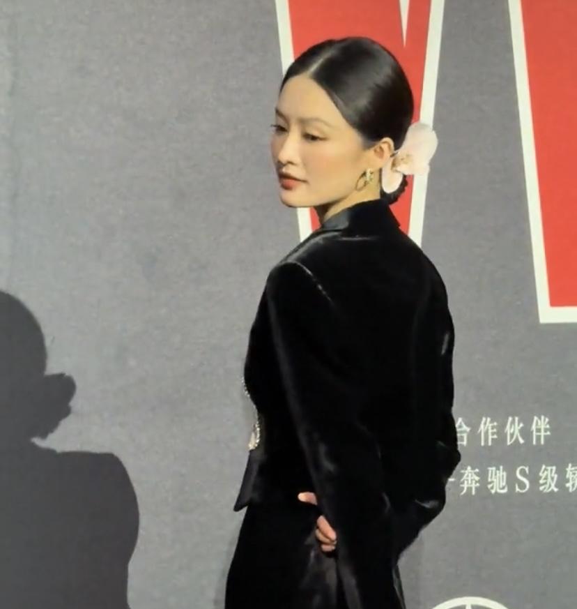 李沁穿 黑色衣服回眸，那画面简直刻进我心里了。2025年W年度光影盛典红毯上，她