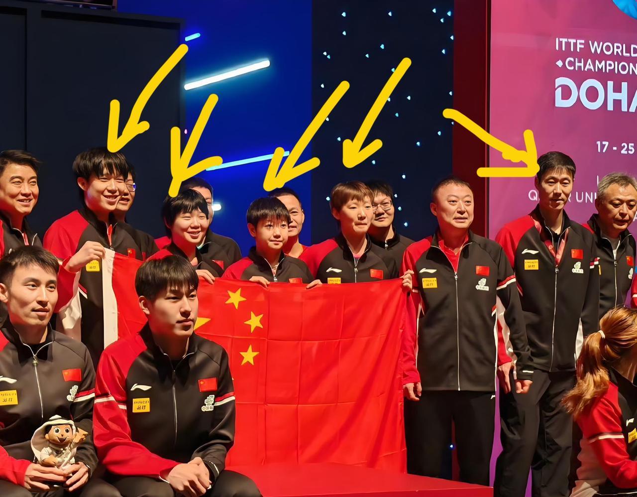 一张国乒大合照，
照出了王励勤的真实面孔，
他现在直接演都不演了，
昨天在国乒队