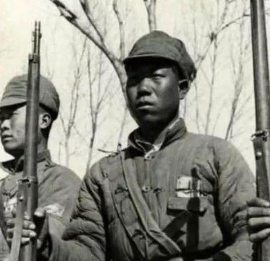 1944年，八路军哨兵发现了一个日军军官，连忙对他开了一枪，片刻后，哨兵脸色大变