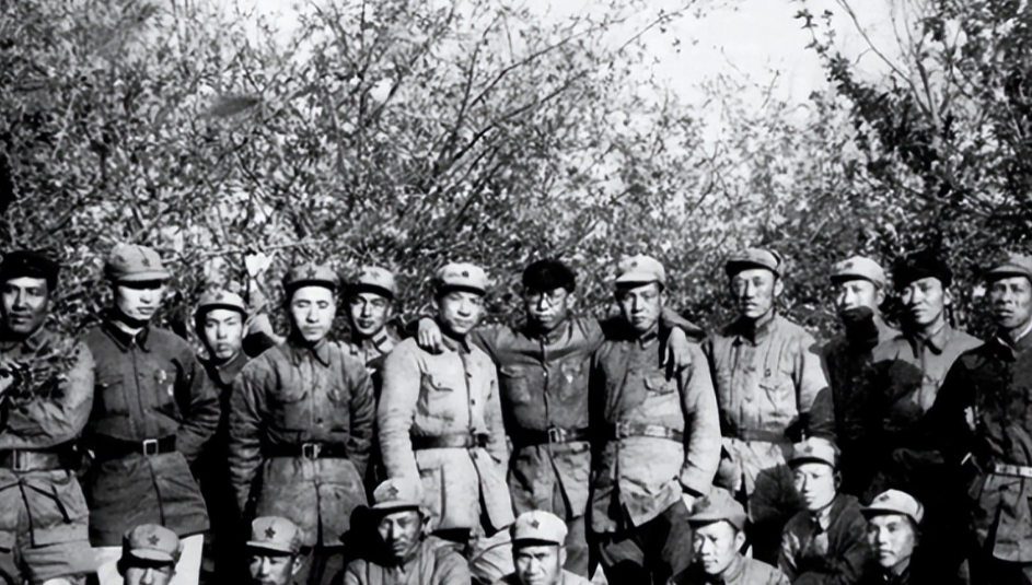 1938年2月，八路军主力团团长张绍东叛逃的消息惊动了党中央，这时毛主席指示11