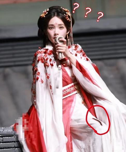 #李一桐大蜈蚣爬身上那部剧终于要播了# 还记得娱乐圈双璧之一的笑眼女神李一桐在剧