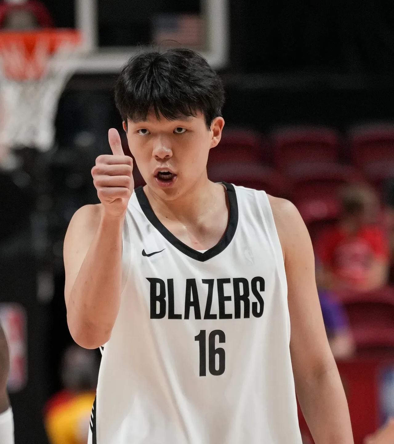 不会英语就不配去NBA打球？美国一网红离谱言论引起众怒！
近日美国一小网红在自己