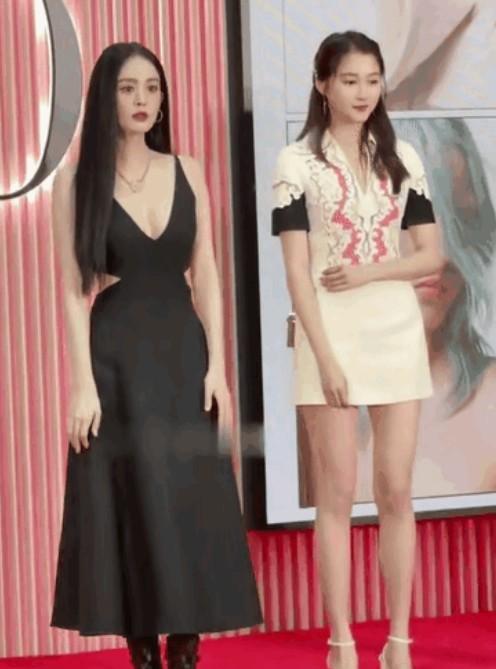 古力娜扎身材不高挑，但她气质上比关晓彤好，特别的有女人味，人们看这张照片都会在第