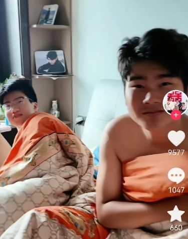 东青也爱八卦，东青听奶茶说王雨涵跟女朋友分手了，东青为了证实是否属实，特意问王雨