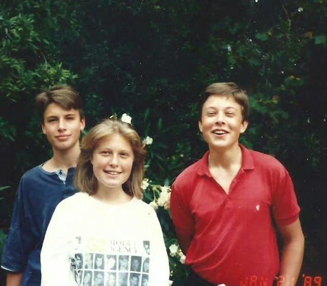 1989 年，埃隆·马斯克与他的兄弟金巴尔 (Kimbal) 和妹妹托斯卡 (T