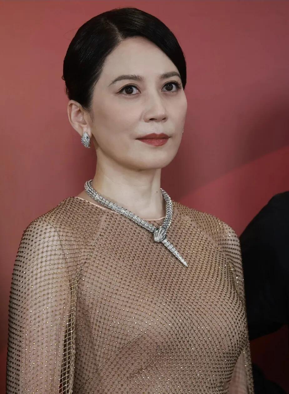 虽然她手上的皮肤状态跟脖子的颈纹能看出年龄感，但是有谁50多岁了还能像她有这样的