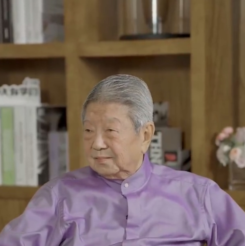 【蔡澜曾称不后悔无儿无女：因为自己照顾不了，自认为自己还没有长大】
6月27日，