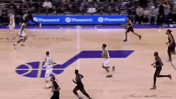 谢泼德追身三分命中，火箭打出一波12-0领先到两位数