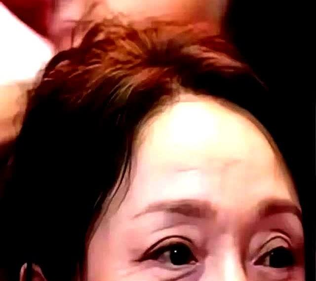 娱乐圈的假面，被周迅扯下来了。

她51岁的脸，让多少人闭了嘴。

镜头