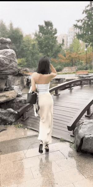 女子摔倒的原因是什么？
哇塞，这位小姐姐穿上露背装，后背的小线条若隐若现，搭配她