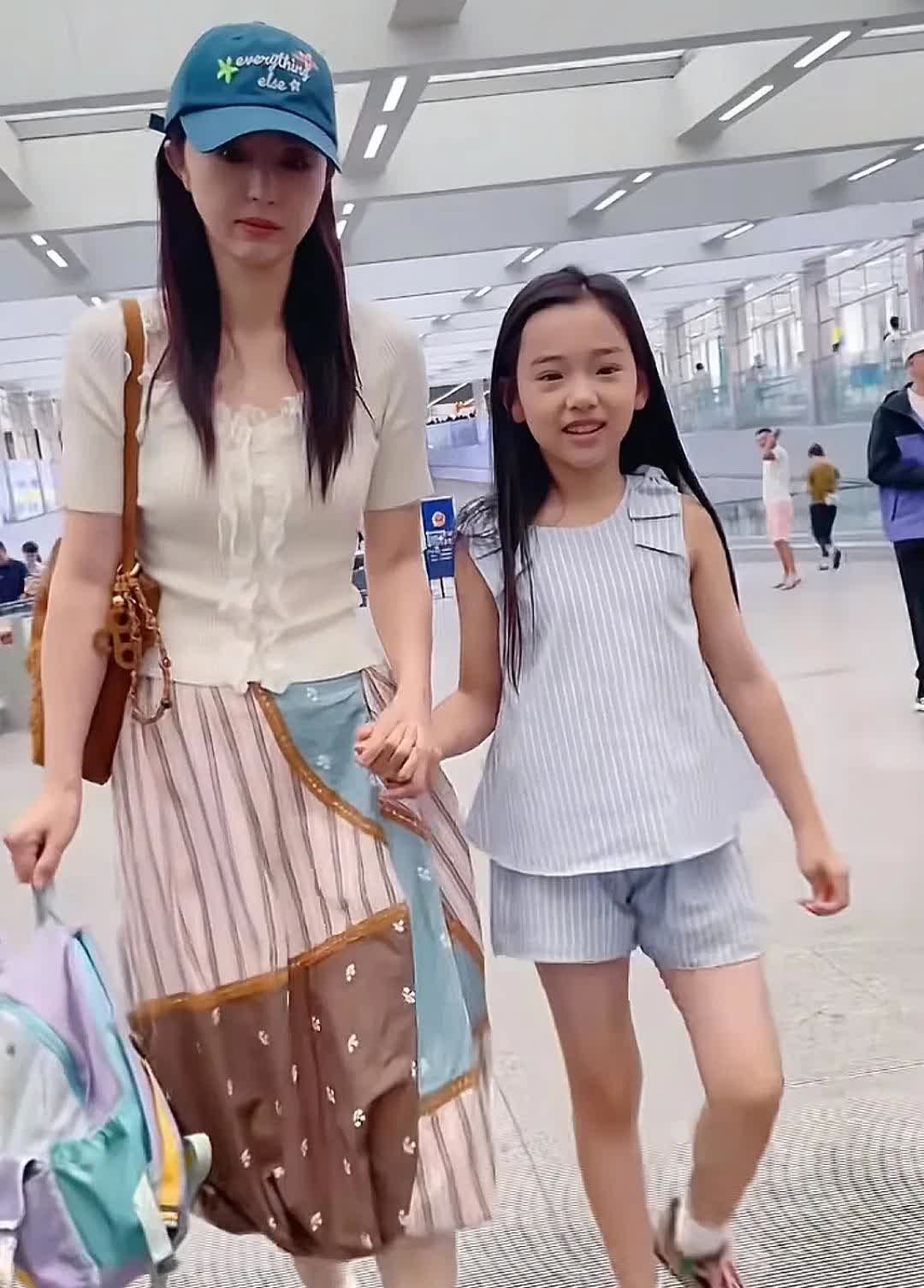 今天董璇和小酒窝现身北京机场，已经表现出当明星比爸爸妈妈，继父靠谱一面。
与站