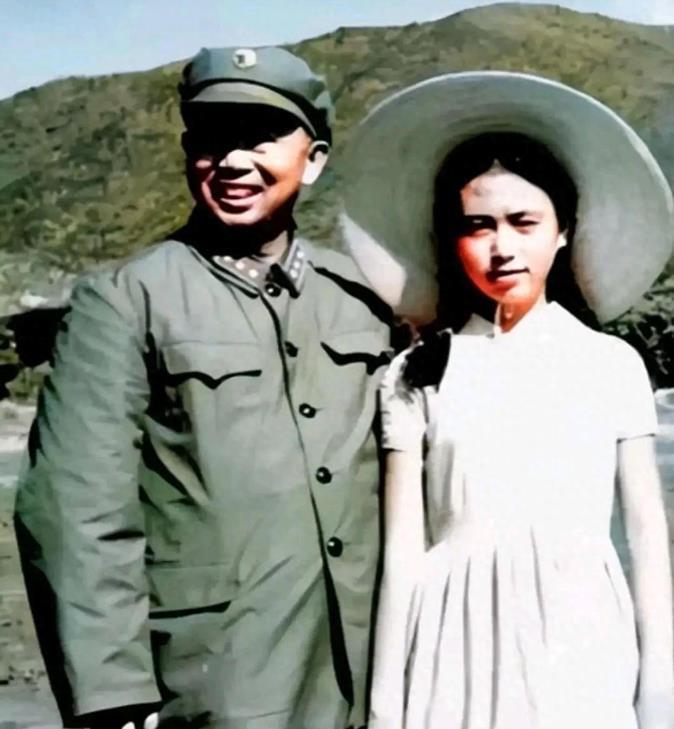 1964年在漳州，刘亚楼和女儿留下合影，当时发生了一件值得高兴的事
1964年那