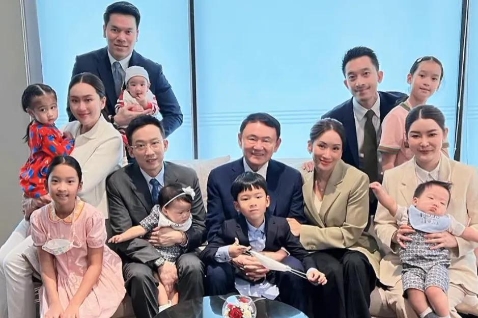 他信的家庭聚会太幸福了吧！
3个儿女和7个孙辈一共14口人围坐一团，热热闹闹其乐