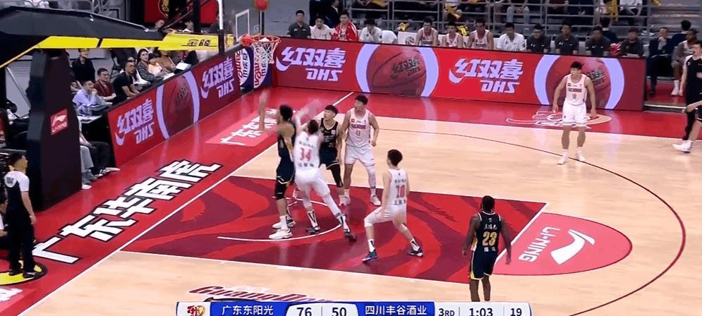 库克谈徐昕：
“今晚的徐昕打得很强势，尤其是那个篮下的暴扣2+1。”
“我认