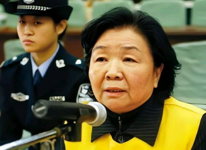 [太阳]2008年，曾毒害近30万婴儿，本被判为无期徒刑的三鹿集团董事长田文华，