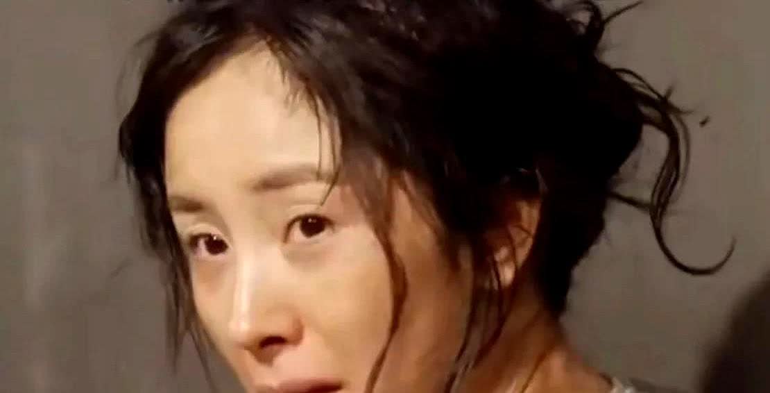 杨幂在翻身了？

谁家女犯人一回头，满脸胶原蛋白？

《酱园弄》全剧组女