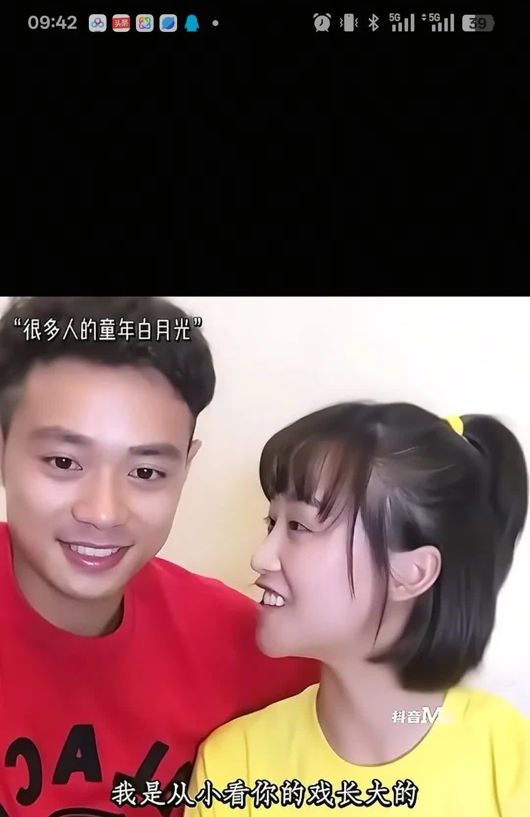 蓝盈莹曾经和曹骏，看曹骏的时候，满眼里都是崇拜。蓝盈莹称自己是看着曹骏的戏长大了