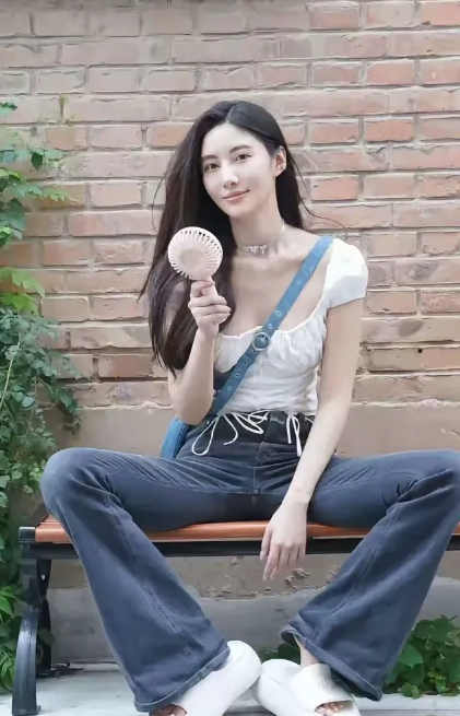 偶然刷到吴优的照片，瞬间被她的美狠狠击中！镜头里，她的身材线条流畅得宛如艺术品，