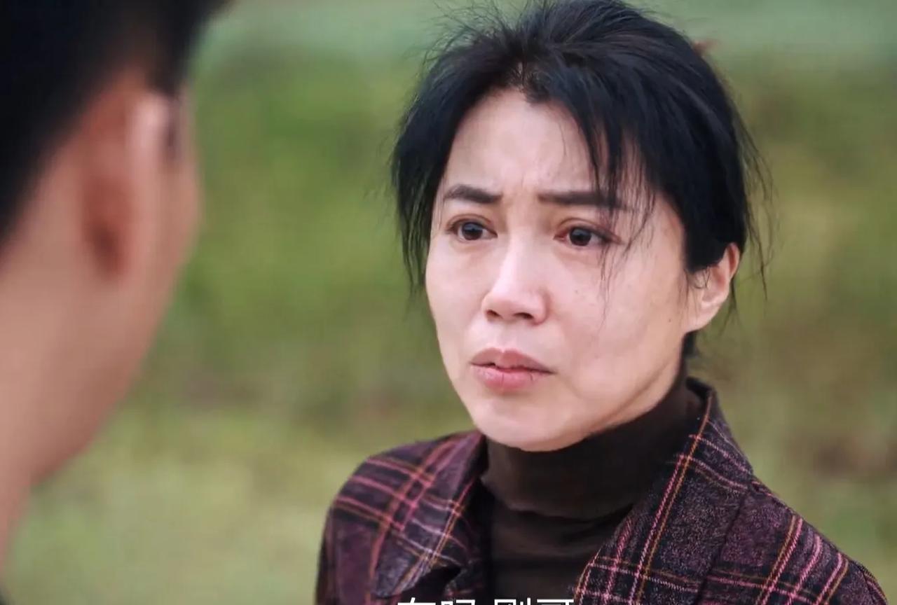 《利剑.玫瑰》:原来这才是“红姨”柳红梅拐走小洋芋的原因…
邓妍审问柳红梅，柳红