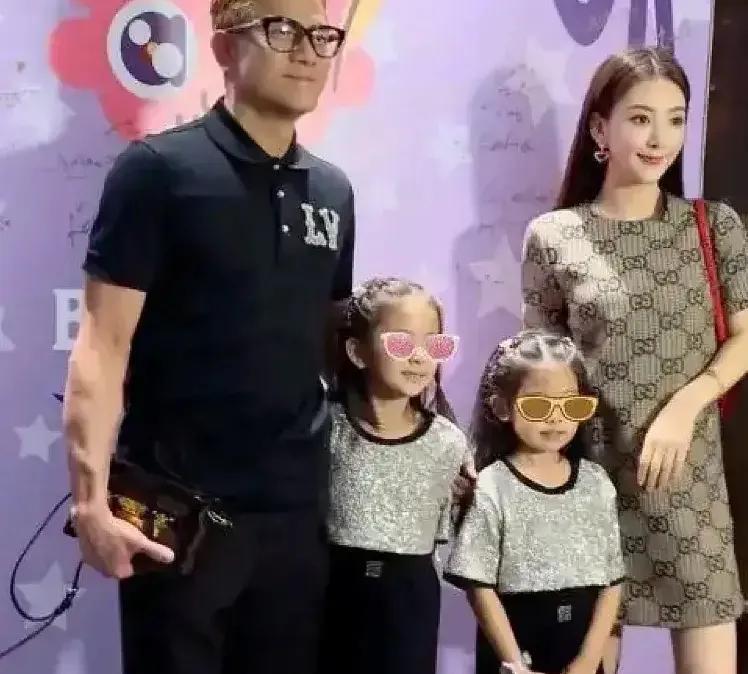 让你们再说郭天王抠门，
要不是因为方媛的包包被偷报了警，
吃瓜群众根本不会知道，