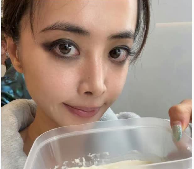 蔡依林脸怼的得这么近，连斑点都看的清，皮肤还这么好，这么精致！